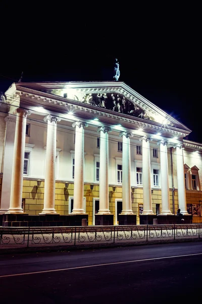 Vinnisa, Ucrania - 30 de agosto de 2016. Edificio de Teatro de Ópera en Vinnitsa, Ucrania. ciudad nocturna luces, luces, ciudad europea —  Fotos de Stock