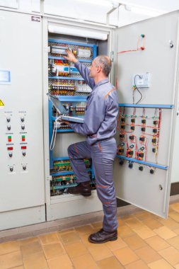 Elektrikçi test endüstriyel makine, ekipman sigorta kutusu, erkek elektrikçi, enerji tasarrufu vidalama elektrikçi Oluşturucusu mühendisi, elektrik iş, elektrik tamiri