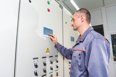 Elektrikçi test endüstriyel makine, ekipman sigorta kutusu, erkek elektrikçi, enerji tasarrufu vidalama elektrikçi Oluşturucusu mühendisi, elektrik iş, elektrik tamiri