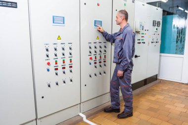 Elektrikçi test endüstriyel makine, ekipman sigorta kutusu, erkek elektrikçi, enerji tasarrufu vidalama elektrikçi Oluşturucusu mühendisi, elektrik iş, elektrik tamiri