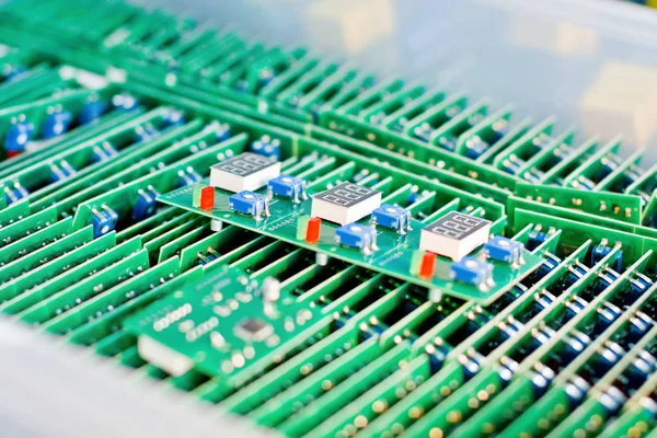Primer plano de la placa de circuito electrónico, macro disparo de la parte posterior de una placa de circuito, electrónica, energía, tecnología de la información, computadoras —  Fotos de Stock