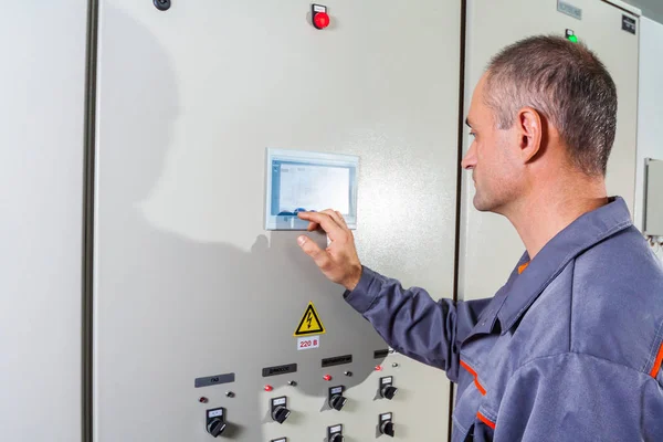 Elektricien testen industriële machine, elektricien bouwer ingenieur schroeven apparatuur in fuse vak mannelijke elektricien, energiebesparing, elektrische werk, reparatie van electricit — Stockfoto