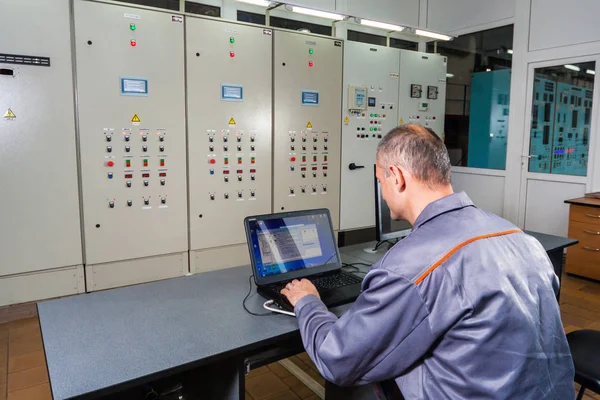 Elektricien testen industriële machine, elektricien bouwer ingenieur schroeven apparatuur in fuse vak mannelijke elektricien, energiebesparing, elektrische werk, reparatie van electricit — Stockfoto