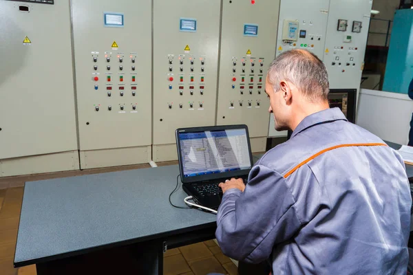 Elektricien testen industriële machine, elektricien bouwer ingenieur schroeven apparatuur in fuse vak mannelijke elektricien, energiebesparing, elektrische werk, reparatie van electricit — Stockfoto