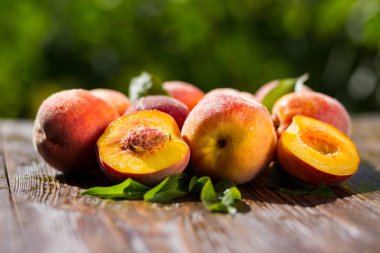 Taze şeftali, şeftali meyve arka plan, şeftali ahşap arka plan, tatlı şeftali, şeftali, şeftali, şeftali dilimleri dilimlenmiş grubu kapat