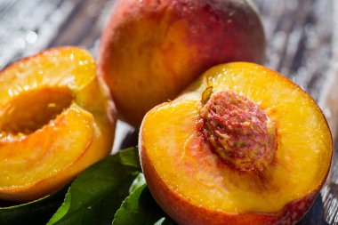 Taze şeftali, şeftali meyve arka plan, şeftali ahşap arka plan, tatlı şeftali, şeftali, şeftali, şeftali dilimleri dilimlenmiş grubu kapat