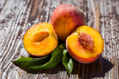 Taze şeftali, şeftali meyve arka plan, şeftali ahşap arka plan, tatlı şeftali, şeftali, şeftali, şeftali dilimleri dilimlenmiş grubu kapat