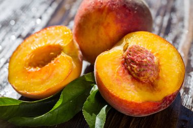 Taze şeftali, şeftali meyve arka plan, şeftali ahşap arka plan, tatlı şeftali, şeftali, şeftali, şeftali dilimleri dilimlenmiş grubu kapat