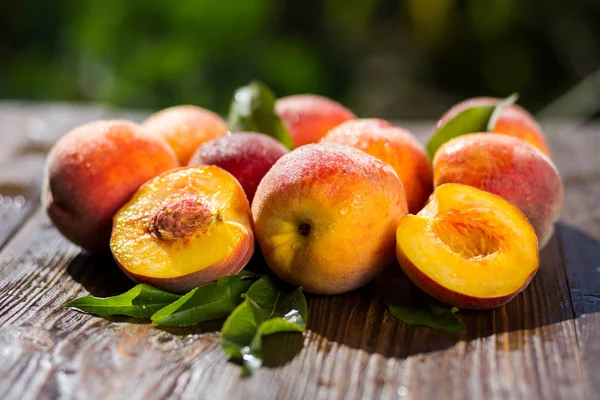 Verse perziken, perzik close-up fruit achtergrond, perzik op hout achtergrond, zoete perziken, groep van perziken, perziken, perzik plakjes gesneden — Stockfoto