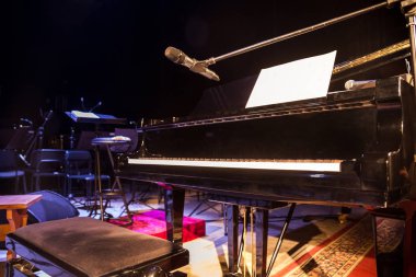 Klasik piyano, klasik konser, beyaz ve siyah piyano tuşları. Konser piyano aşamada. Avrupa sahne, bir konser senfonik müzik
