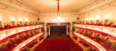 Vinnitsa, Ukrayna - 13 Aralık 2015. Merkez Golden salon. konferans salonu iç. Tiyatro salonunda iç. Boş bir tiyatroda kırmızı koltuklar ve balkon görünümü