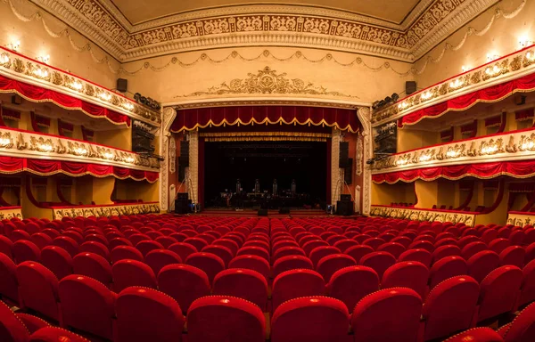 Vinnitsa, Ucraina - 13 dicembre 2015. Sala d'oro centrale. interno di una sala congressi.L'interno della sala nel teatro.Vista di un teatro vuoto con posti a sedere rossi e balcone — Foto Stock