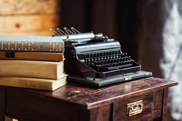Máquina de escribir y libros sobre la mesa, máquina de escribir vintage y libros antiguos, vintage, área de escritor, máquina de escribir, máquina de escribir vieja con papel en blanco en escritorio de madera, llaves de máquina de escribir vieja, antigüedades, retro — Foto de Stock