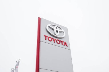 Vinnitsa, Ukrayna - Kasım 25, 2016.Toyota logo, stand bir araba Bayilik, Toyota reklam