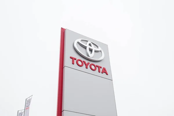 Винница, Украина - 25 ноября 2016.Toyota logo, stand near a car dealership, Toyota advertisement Лицензионные Стоковые Фото