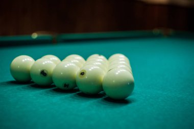 Yeşil bir bilardo masası, oyun bilardo topları. Tablo için bilardo topları ile.