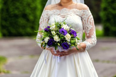 bir düğün buket düğün buketi ve eller closeup, Düğün aksesuarları, düğün elinde tutan gelin