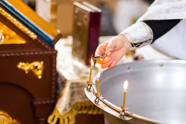 Lumière des bougies dans l'église chrétienne, cérémonie de mariage, gland, autel — Photo