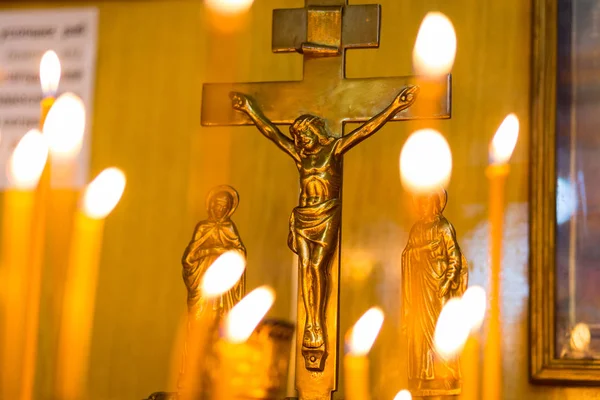 Lumière des bougies dans l'église chrétienne, cérémonie de mariage, gland, autel, crucifix — Photo