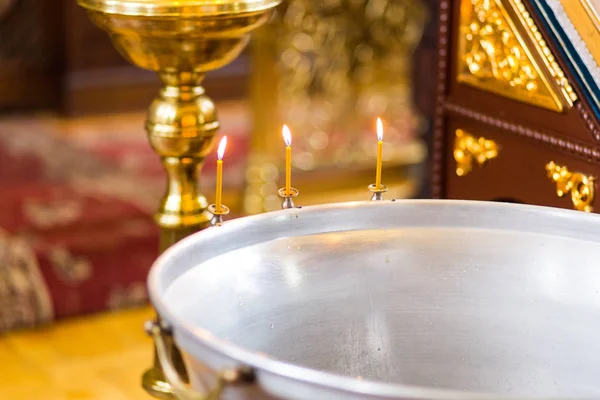 Lumière des bougies dans l'église chrétienne, cérémonie de mariage, gland, autel — Photo
