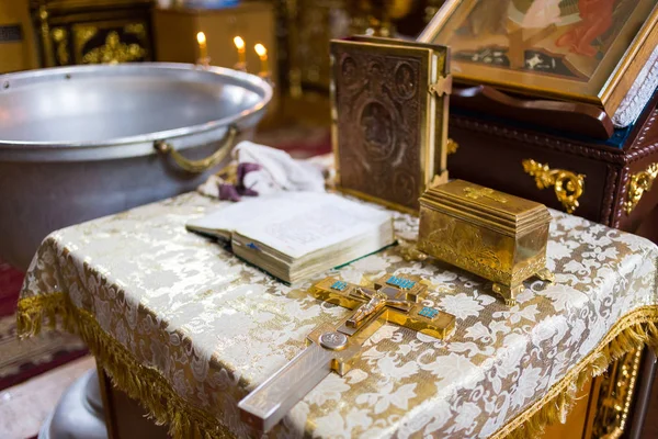 교회 제단 테이블에 성경에는 제단, 결혼식, 귀 두, 기구를 크로스 교회 — 스톡 사진