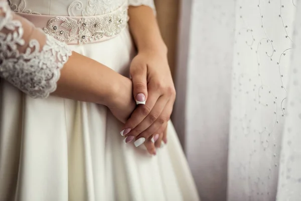 Manhã da noiva, a noiva usa um vestido, um casamento, um vestido bonito — Fotografia de Stock