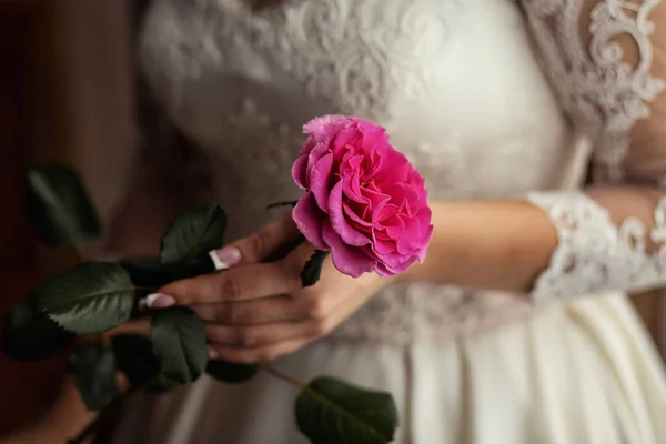 Невеста держит розу. Утро невесты, невеста носит платье, свадьбу, красивое платье — стоковое фото