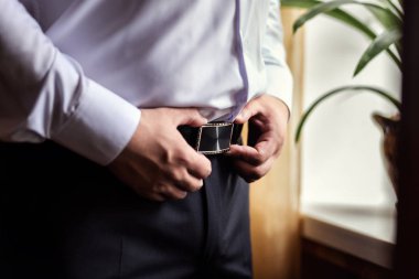 bir kemer, işadamı, politikacı, koyarak adamın tarzı, erkek eller closeup, ABD'li iş adamı, Avrupa işadamı, bir işadamı Asya, insanlar, iş, moda ve giyim kavramı