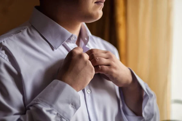 Camisa de homem de negócios. O homem com a camisa branca nos botões de punho do vestido da janela. Político, estilo masculino, Empresário abotoando sua camisa, mãos masculinas close-up, americano, homem de negócios europeu — Fotografia de Stock