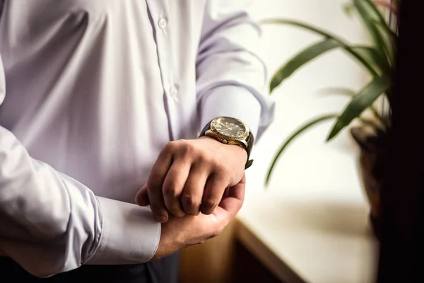 Roupas de homem de negócios, homem de negócios a verificar o tempo no relógio de pulso. mão dos homens com um relógio, relógio na mão de um homem, as taxas do noivo, preparação do casamento, preparação para o trabalho, colocando o relógio na mão, tempo de relógio de fixação, o homem do st — Fotografia de Stock