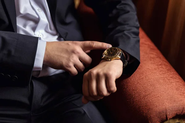 実業家時計服、ビジネスマンは、彼の腕時計で時間をチェックします。時計の男性の手、人間の手の時計、新郎、結婚式の準備、準備、仕事の一方で、時計を置くための手数料固定クロック時計時間、人間の聖 — ストック写真