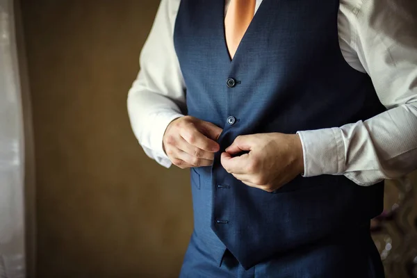 El hombre de negocios lleva una chaqueta. Político, estilo del hombre, primer plano de las manos masculinas, americano, empresario europeo, concepto de negocio, moda y ropa —  Fotos de Stock