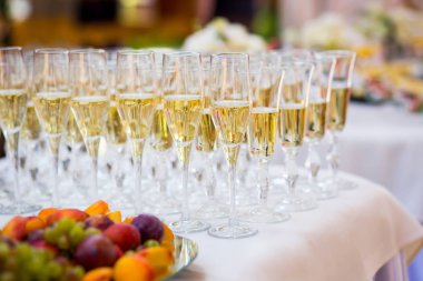 Beyaz tablo, bir satır şampanya gözlük gözlük. Furshet, yemek tedarik. Şampanya veya şarap gözlük.