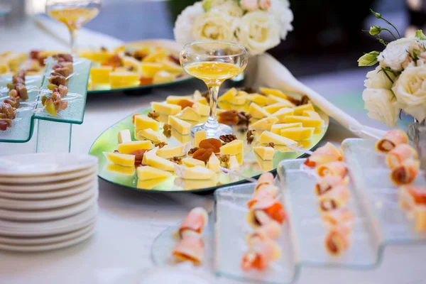 Cheese with dried fruit, nuts and honey, snack on a plate, catering, on-site buffet — Stock Photo, Image