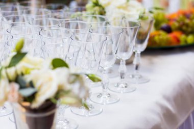 boş bardak beyaz masada, bir dizi boş şampanya bardağı. Furshet, yemek tedarik. Şampanya veya şarap gözlük.