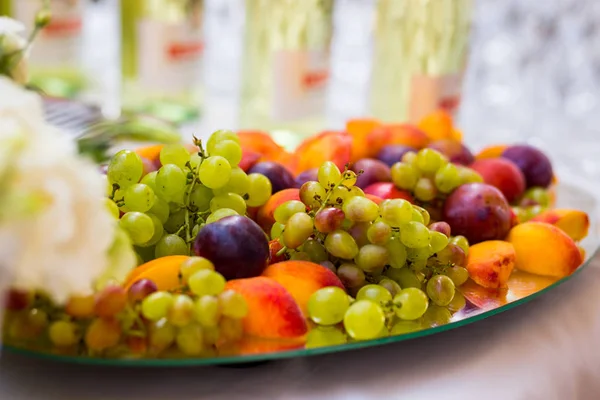 एका प्लेटवर फळ, द्राक्षे, प्लम आणि पीचेस. बफे, केटरिंग — स्टॉक फोटो, इमेज