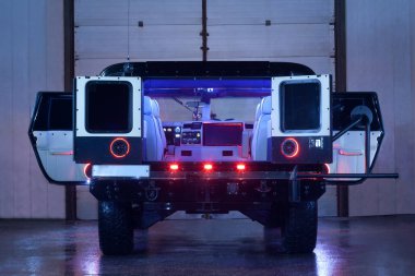 Vinnitsa, Ukrayna - 23 Şubat 2012. Hummer H1, siyah Amerikalı road, tuning, araba fotoğraf oturumunda, büyük yol, jeep, subwoofer kapalı kapalı
