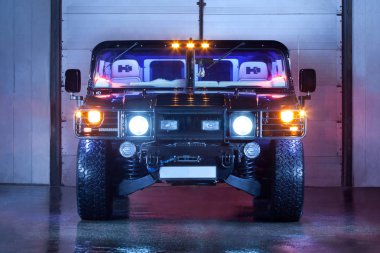 Vinnitsa, Ukrayna - 23 Şubat 2012. Hummer H1, siyah Amerikalı off road, tuning, araba fotoğraf oturumunda, yoldan büyük bir jip