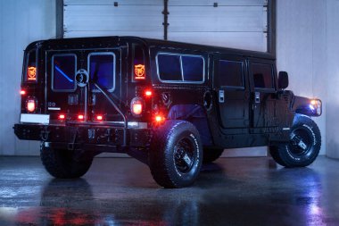 Vinnitsa, Ukrayna - 23 Şubat 2012. Hummer H1, siyah Amerikalı off road, tuning, araba fotoğraf oturumunda, yoldan büyük bir jip