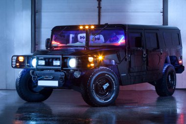 Vinnitsa, Ukrayna - 23 Şubat 2012. Hummer H1, siyah Amerikalı off road, tuning, araba fotoğraf oturumunda, büyük bir cip Caddesi, jeep
