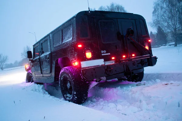 Винница, Украина - 23 февраля 2012 года. Hummer H1 in snowdrifts, In the snow, Black American off road, tuning, car photo session, a large jeep off road — стоковое фото