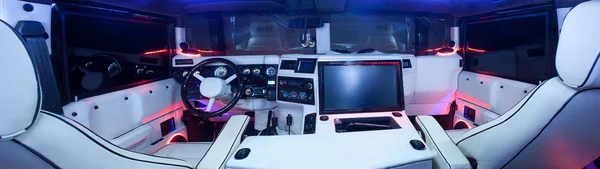 Winnicy, Ukraina - Luty 23, 2012. Salon Hummer H1 Panorama wewnątrz czarny amerykański off road, tuning, sesji zdjęciowej samochodu, duży jeep off road — Zdjęcie stockowe