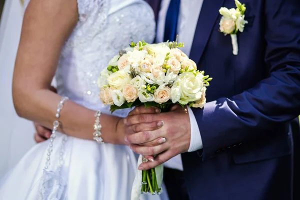 Pareja amorosa celebración de ramo de boda en las manos —  Fotos de Stock