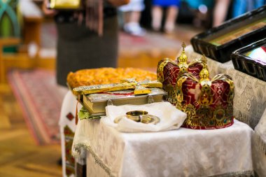 Kilisede düğün taçları düğün törenine hazır.