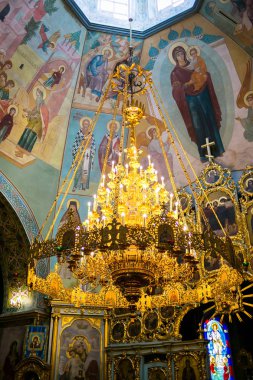 Vinnitsa, Ukrayna - 05 Haziran 2016. Vintage avize, güzel kilise, şamdanlar ile avize