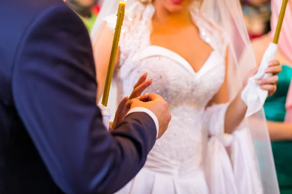 Newlyweds exchange rings, wedding rings on a wedding ceremony in the church,wedding ceremony, glans — Stock Photo, Image