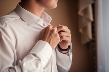 İşadamı elbise gömlek. Pencere elbise kol düğmeleri içinde Beyaz tişörtlü adam. Politikacı, adamın tarzı, işadamı kadar düğmelerini onun gömlek, erkek eller closeup, Amerikan, Avrupa iş adamı