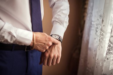 işadamı saat giysiler, kol zamanında kontrol işadamı. Erkekler el ile bir saat, bir man's taraftan izlemek, damat, düğün hazırlık, çalışma saati yandan koyarak için hazırlık ücretleri saat seyretmek zaman, adamın st tutturmak