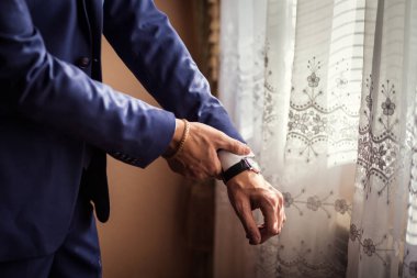 İşadamı bir ceket giyer. Politikacı, adamın tarzı, erkek eller closeup, Amerikan, Avrupa iş adamı, iş, moda ve giyim kavramı