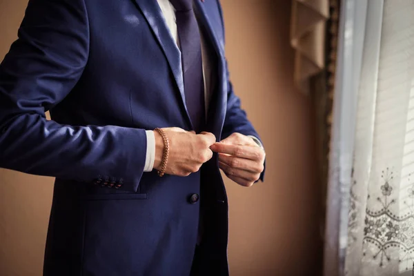 El hombre de negocios lleva una chaqueta. Político, estilo del hombre, primer plano de las manos masculinas, americano, empresario europeo, concepto de negocio, moda y ropa — Foto de Stock